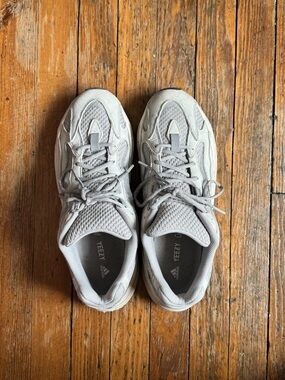 Yeezy boost 700 v2 static